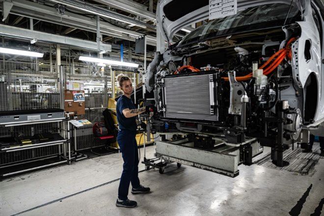 Un véhicule en cours d'assemblage dans un atelier de l'usine  Stellantis de Hordain, dans le nord de la France, le 27 octobre 2022