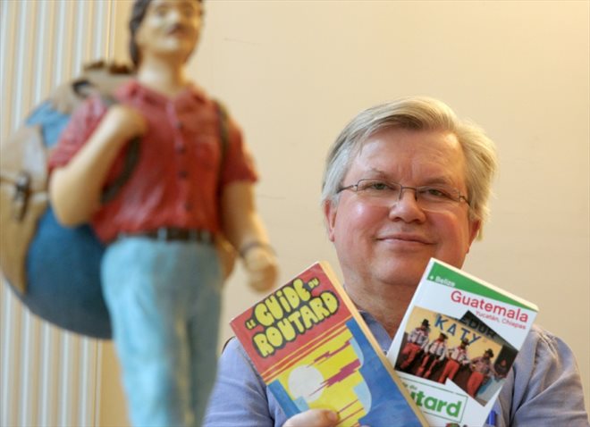 Aujourd'hui, le guide papier fait face à la concurrence d'internet et des réseaux sociaux. Le patron du Routard reconnaît que cela a pu freiner ses ventes, en particulier l'arrivée de Tripadvisor