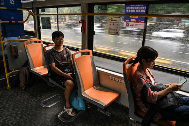 Des passagers d'un bus électrique à Shenzhen, le 18 octobre 2023 dans le sud de la Chine