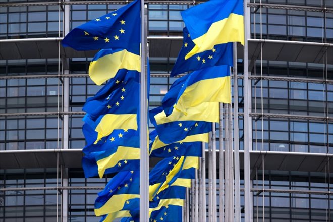 Des drapeaux de l'Union européenne et de l'Ukraine flottant devant le Parlement européen à Strasbourg, le 24 février 2023