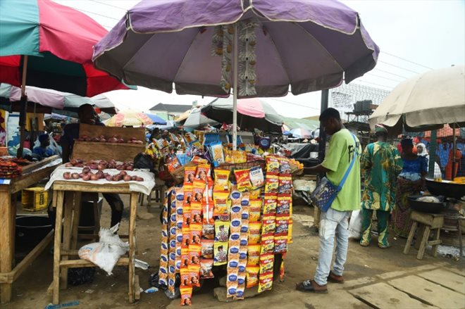 Des sachets de produits de première nécessité vendus sur le marché d'Ibafo, dans l'État d'Ogun, le 28 juillet 2022 au Nigeria