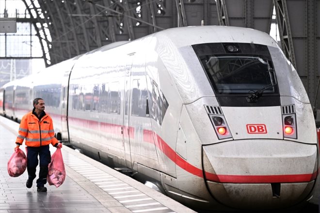 Un train de la compagnie ferroviaire allemande Deutsche Bahn à la gare principale de Francfort-sur-le-Main, le 25 janvier 2024