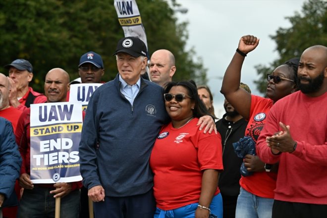 Le président américain Joe Biden vient apporter son soutien aux grévistes du syndicat UAW, le 26 septembre 2023 à Belleville, dans le Michigan