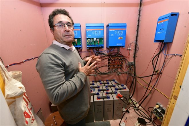 L'ingénieur à la retraite Jean Chappert dans sa maison autonome en énergie conçue par lui-même, qui n'est reliée à aucun réseau électrique, à Saint-Priest-La-Plaine, en Creuse, le 19 octobre 2022