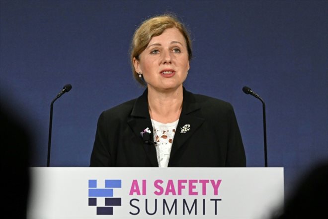 La vice-présidente de la Commission européenne chargée des valeurs et de la transparence, Vera Jourova, lors d'un sommet sur la sécurité de l'intelligence artificielle (IA), le 1er novembre 2023 à Bletchley, au Royaume-Uni