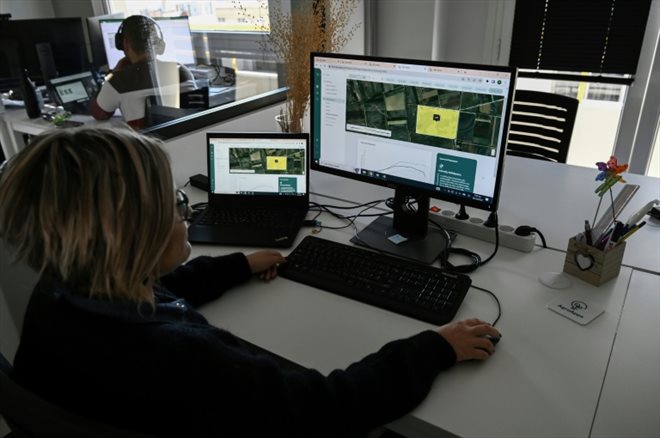 Une technicienne examine un champs sur un ordinateur, à Thessalonique (Grèce) le 18 octobre 2022