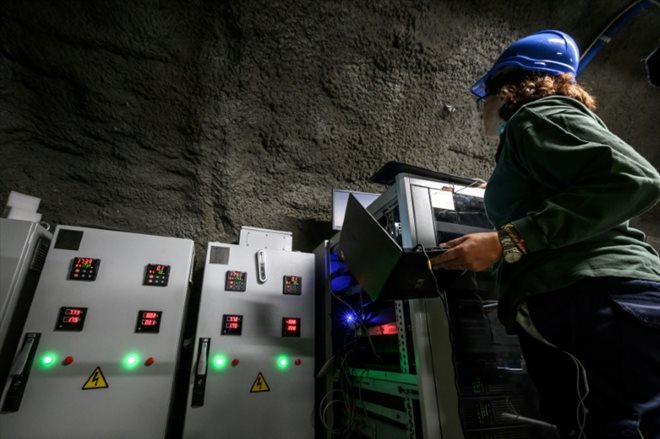 Une scientifique travaille dans un tunnel expérimental pour l'enfouissement des déchets radioactifs au laboratoire international du Mont-Terri, le 6 avril 2022 près de Saint-Ursanne, en Suisse
