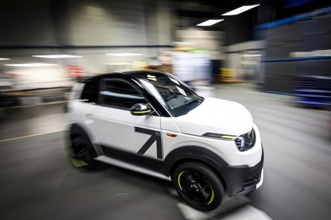 Une voiture électrique sans permis dans l'usine Ligier de Boufféré, dans l'ouest de la France, le 11 avril 2023