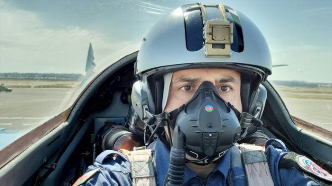Photo diffusée par Baykar Defence, le 27 mai 2022, de Selcuk Bayraktar, gendre du président turc Recep Tayyip Erdogan et directeur technique de la société Baykar, aux commandes d'un Mikoyan MiG-29 de l'armée de l'air azerbaïdjanaise, le 24 mai 2022 à Bakou