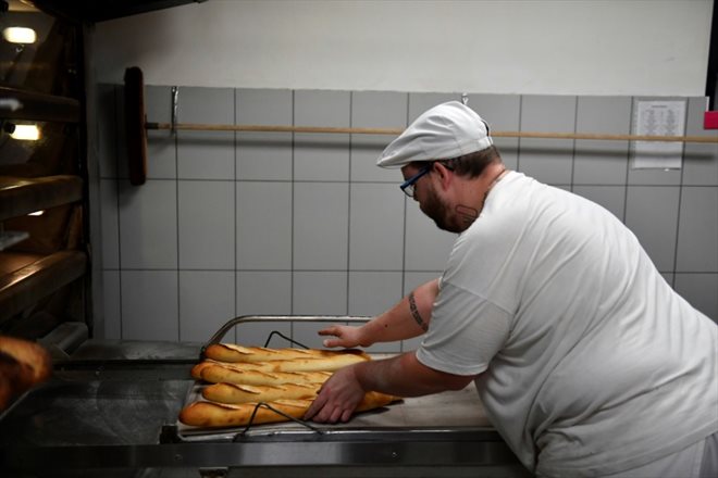 Un boulanger à Brou, près de Chartres, en Eure-et-Loir, le 1er décembre 2022