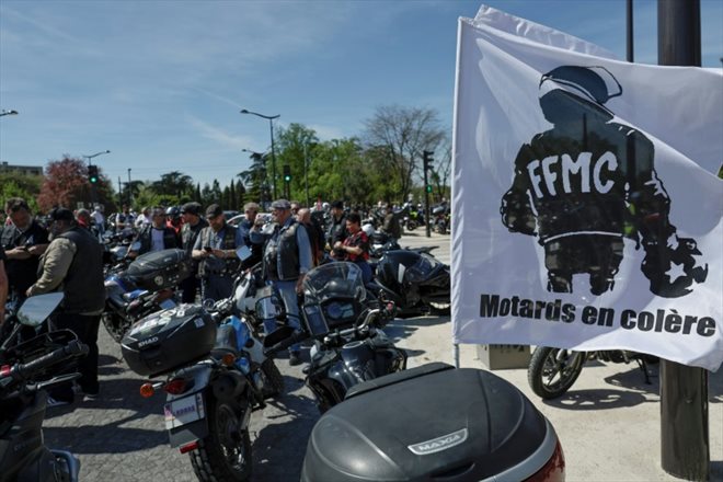 Un drapeau Motards en colère lors d'une manifestation de motards opposés au contrôle technique, avenue Foch à Paris, le 13 avril 2024