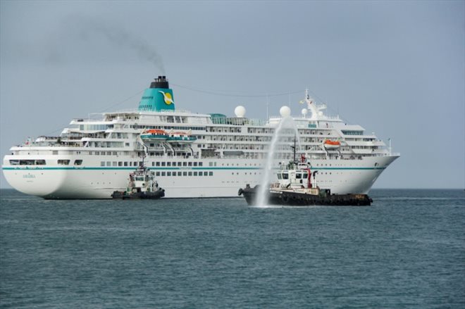 Le paquebot de croisière Amadea accoste sur l'île de Margarita, au Venezuela, le 3 janvier 2023. C'est le premier bateau de croisière à arriver d'Europe depuis 15 ans.