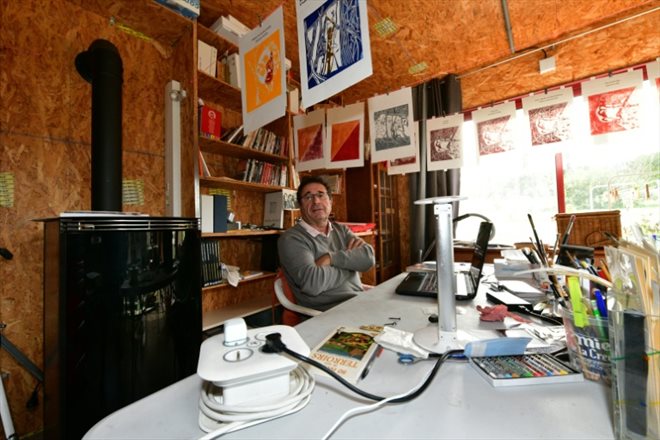 L'ingénieur à la retraite Jean Chappert dans sa maison autonome à Saint-Priest-La-Plaine, en Creuse, le 19 octobre 2022