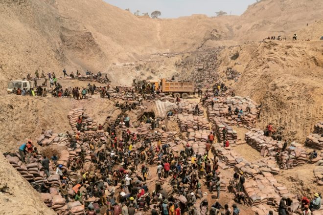 Vue générale de mineurs travaillant dans une mine artisanale près de Kolwezi, en République démocratique du Congo, le 12 octobre 2022