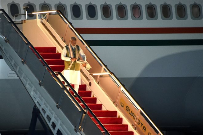 Le Premier ministre indien Narendra Modi arrive à l'aéroport de Port Moresby, en Papouasie-Nouvelle Guinée, pour le sommet des îles du Pacifique, le 21 mai 2023