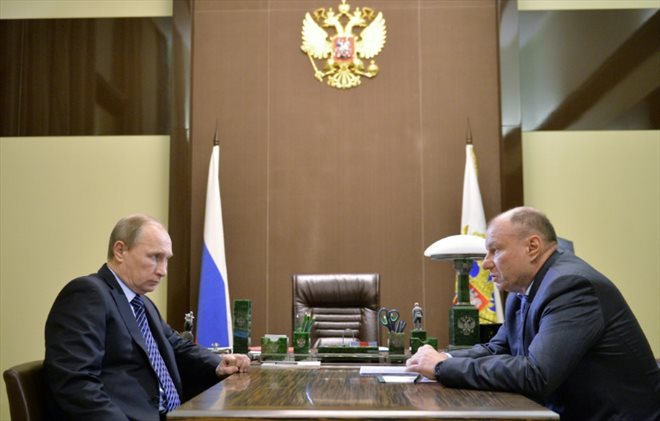 Le président Vladimir Poutine, s'entretenant avec Vladimir Potanine, fondateur de Nornickel, le 11 novembre 2015 à Sochi