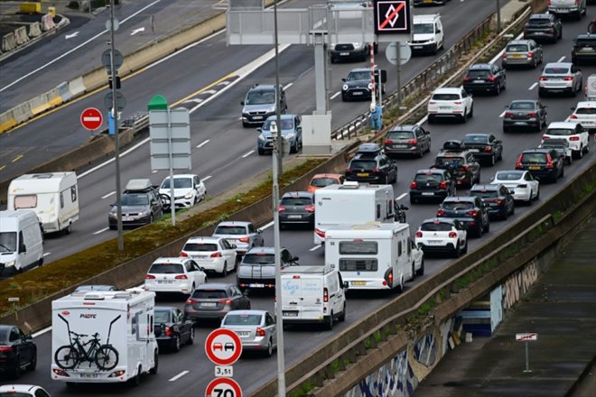 Des voitures sur l'A7 au sud de Lyon, le 4 août 2023