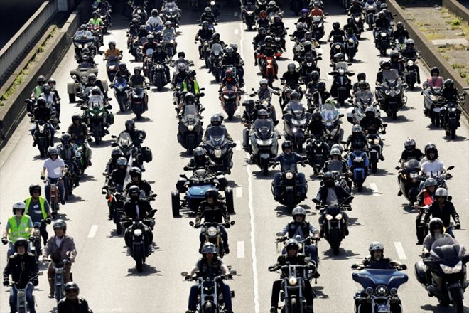 Des motards manifestent contre l'instauration du contrôle technique obligatoire, sur le boulevard périphérique de Paris, le 13 avril 2024