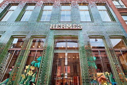 Rattrapé par la crise au Moyen-Orient, Hermès ne défie plus la gravité